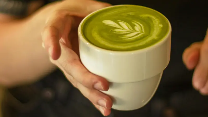 Una tazza di tè matcha