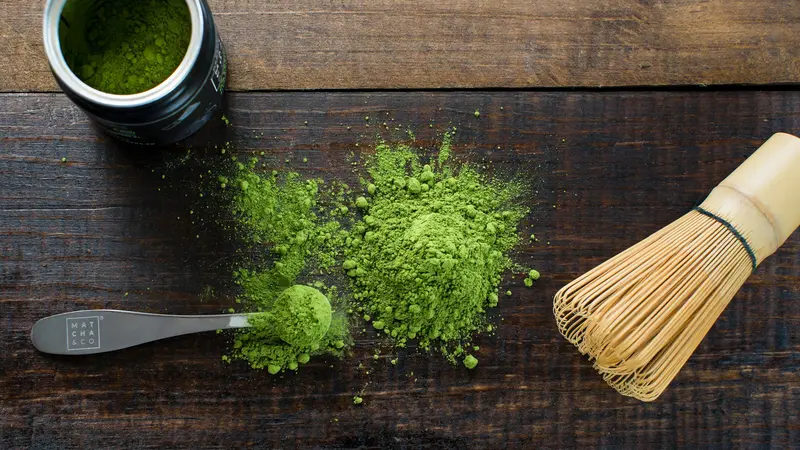 La polvere di matcha e l'attrezzo per mescolarlo
