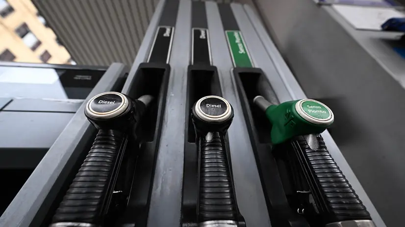Il prezzo del carburante in forte aumento, in particolare il gasolio, ha superto i 2 euro al litro in alcuni distributori genovesi. Genova, 10 marzo 2026. ANSA/LUCA ZENNARO (generica benzina, super senza piombo, gasolio, distributore, carburanti, prezzo alla pompa, accise)