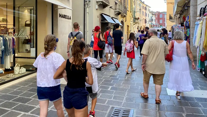 Turisti a Desenzano in una foto d'archivio