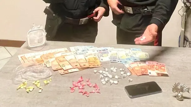 La droga e il denaro sequestrato