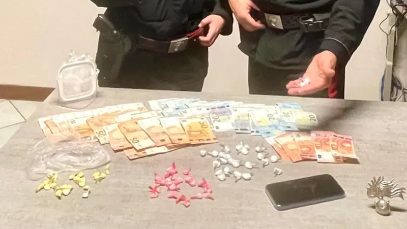 La droga e il denaro sequestrato