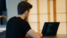 Un giovane davanti a un pc