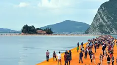Visitatori sul Floating Piers © www.giornaledibrescia.it