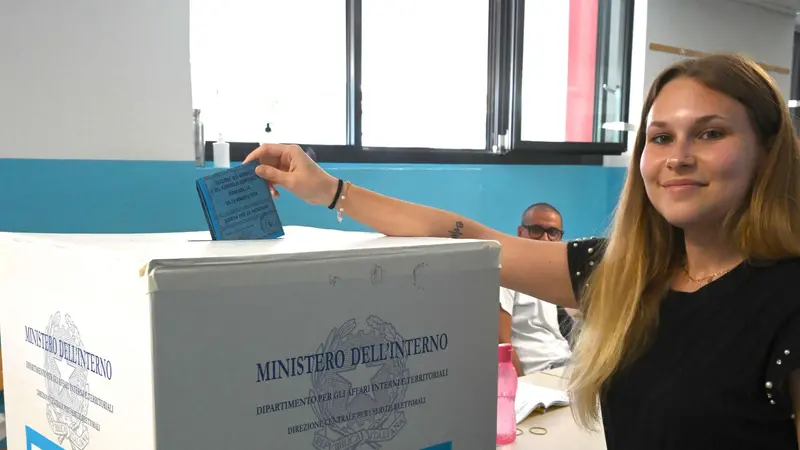 Un'elettrice di Roncadelle deposita il suo voto - Foto Marco Ortogni/Neg © www.giornaledibrescia.it