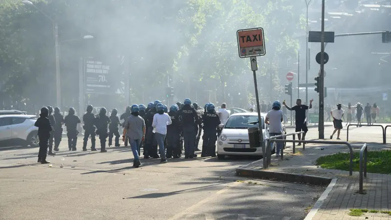 Gli scontri tra ultras a Torino - Foto Ansa/Alessandro Di Marco © www.giornaledibrescia.it