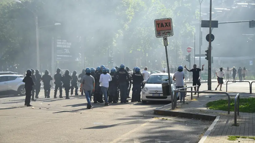 Gli scontri tra ultras a Torino - Foto Ansa/Alessandro Di Marco © www.giornaledibrescia.it