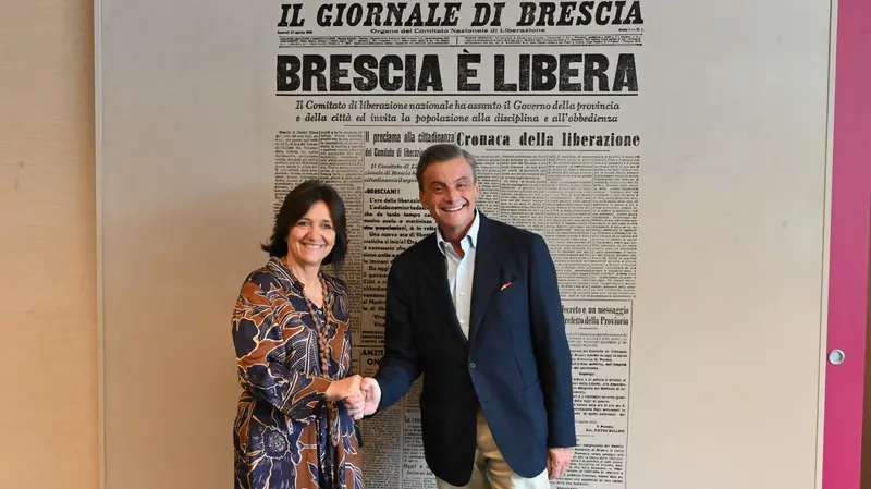 La direttrice del GdB Nunzia Vallini e Carlo Calenda in redazione - Foto Gabriele Strada/Neg © www.giornaledibrescia.it