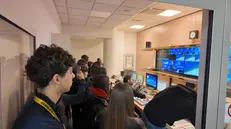 Gli studenti visitano la redazione multimediale al GdB