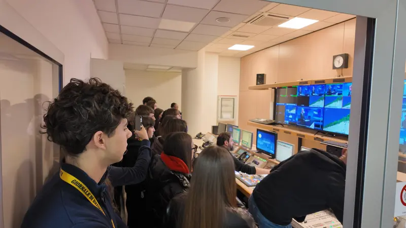 Gli studenti visitano la redazione multimediale al GdB