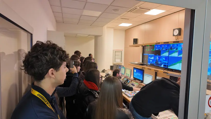 Gli studenti visitano la redazione multimediale al GdB