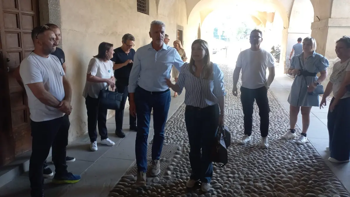 Valentina Bergo accolta dal sindaco uscente Tiziano Belotti - © www.giornaledibrescia.it