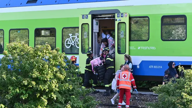 I passeggeri fatti scendere dal treno della Brescia-Parma