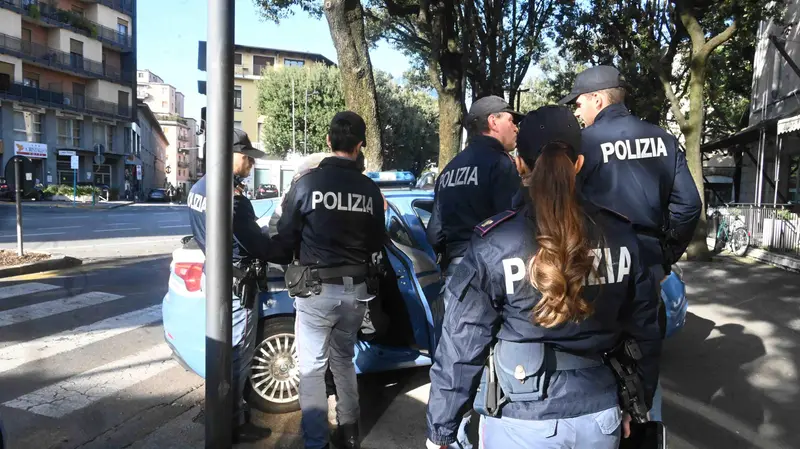 Degli agenti della Polizia di Stato