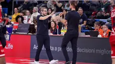 Matteo Cotelli, capo allenatore della Germani, saluta Peppe Poeta, head coach di Milano