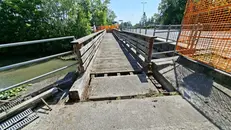 Il rifacimento della passerella sul fiume Gambara