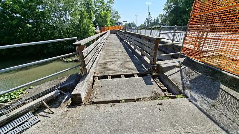 Il rifacimento della passerella sul fiume Gambara