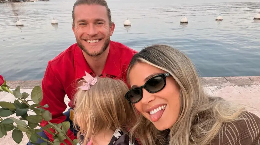 Diletta Leotta con Loris Karius e la figlia sul lungolago di Salò - Foto Instagram