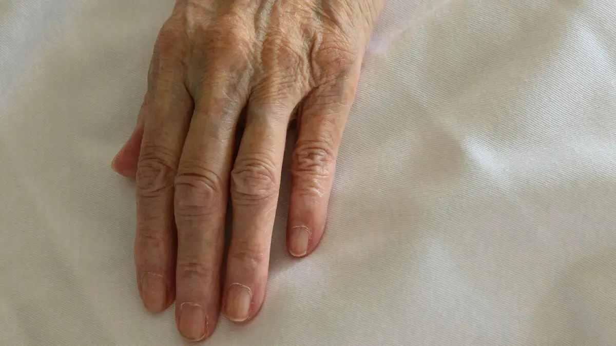 La mano di una persona anziana