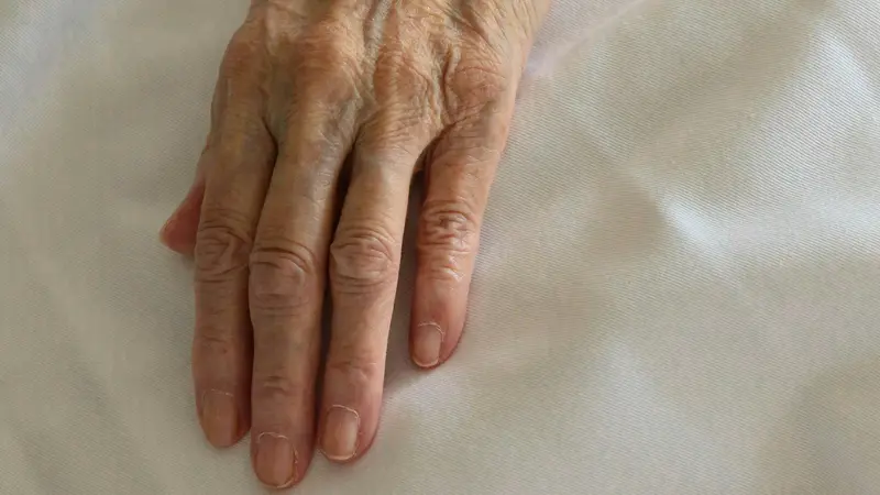 La mano di una persona anziana