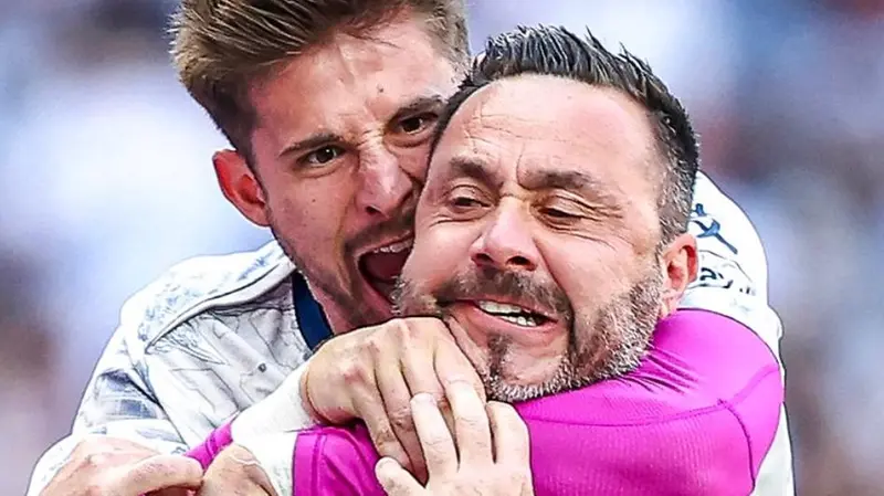 De Zerbi letteralmente preso per la gola da un suo giocatore: volti che descrivono la sofferenza del Tottenham poi salvo
