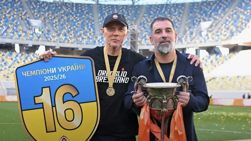 Carlo Nicolini festeggia lo scudetto in Ucraina con lo Shakhtar Donestsk, con lui il tecnico Arda Turan