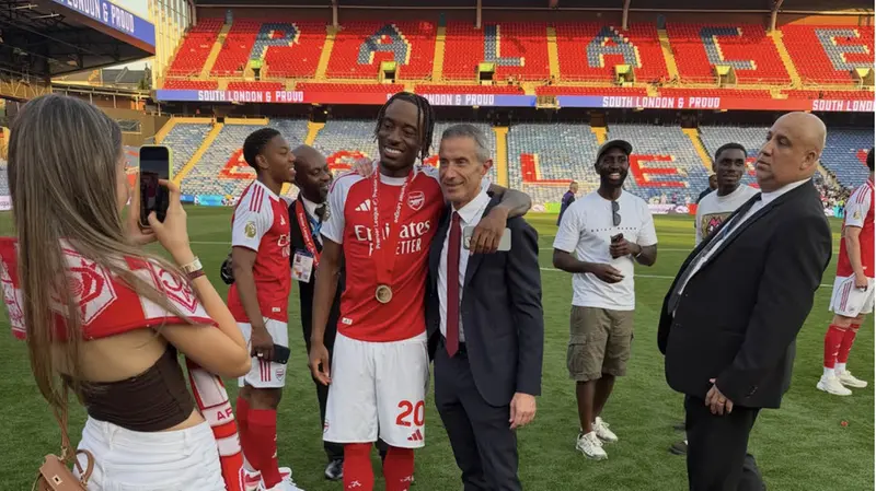 Andrea Berta nei festeggiamenti sul campo della vittoria della Premier League dell'Arsenal