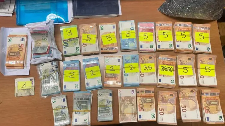 Denaro sequestrato dalla Guardia di Finanza in un'immagine d'archivio