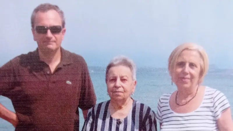 La signora Maria con i figli Marco e Rachele - © www.giornaledibrescia.it