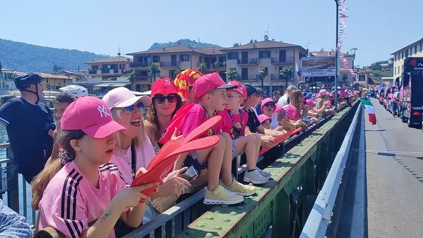 L'ingresso del Giro nel Bresciano: la folla sul ponte tra Sarnico e Paratico