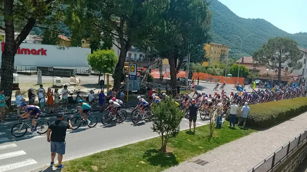 Giro d'Italia: a Iseo il gruppo dei fuggitivi, tra loro il bresciano Tonelli