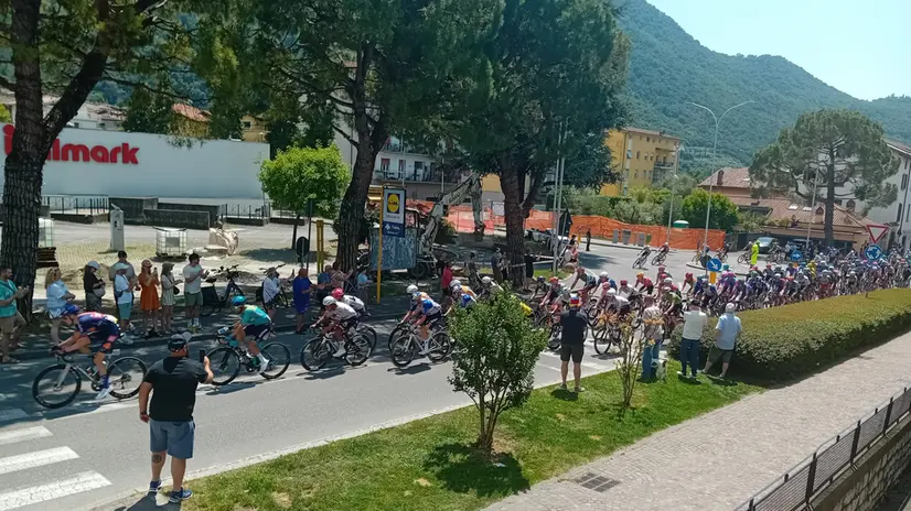 Giro d'Italia: a Iseo il gruppo dei fuggitivi, tra loro il bresciano Tonelli