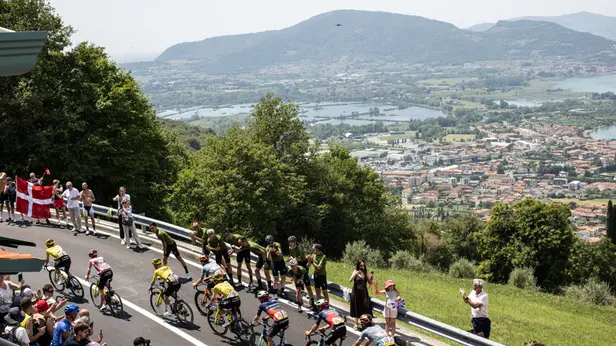 Sport Ciclismo Giro d’Italia passaggio a Iseo nella foto passaggio giro maglia rosa 27/05/2026 Comincini@newreporter