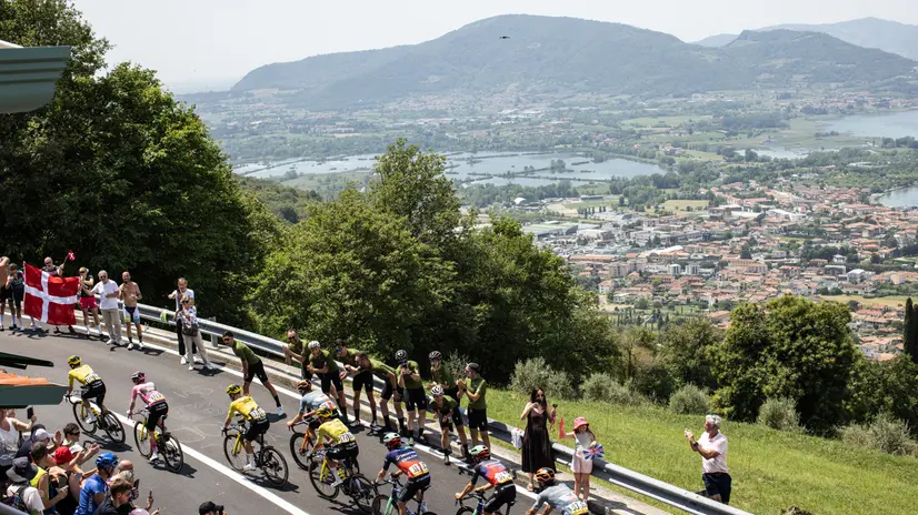 Sport Ciclismo Giro d’Italia passaggio a Iseo nella foto passaggio giro maglia rosa 27/05/2026 Comincini@newreporter