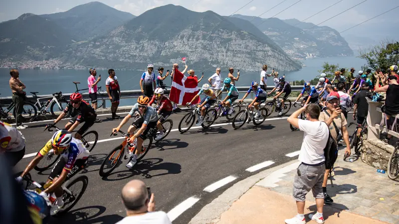 Sport Ciclismo Giro d’Italia passaggio a Iseo nella foto passaggio giro 27/05/2026 Comincini@newreporter