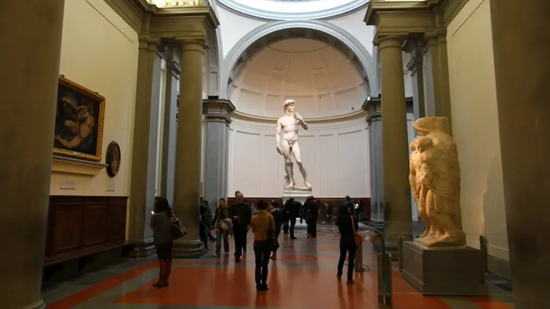 Il David di Michelangelo nella Galleria dell'Accademia di Firenze