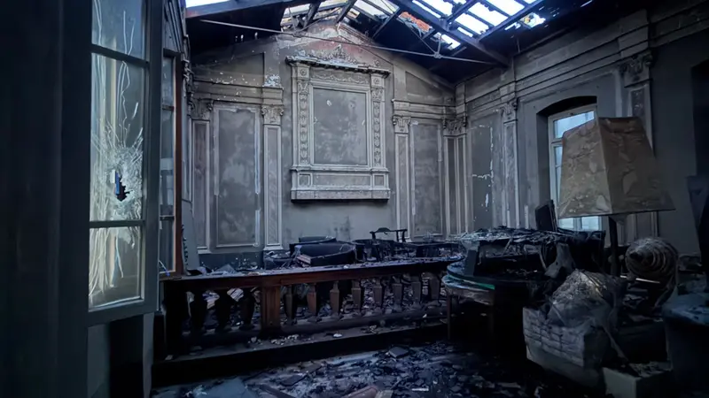 L'interno della chiesa sconsacrata dove si è scatenato l'incendio