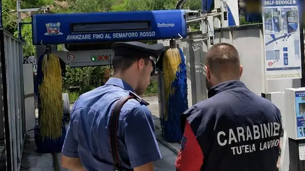 Carabinieri in un autolavaggio