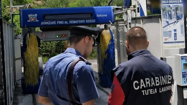 Carabinieri in un autolavaggio