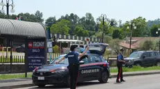 Carabinieri durante i controlli di ieri a Salò