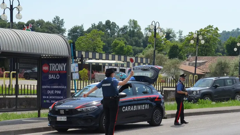 Carabinieri durante i controlli di ieri a Salò