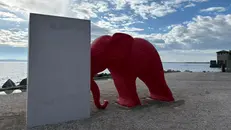 Una delle installazioni della mostra di public art che si può vedere a Sirmione