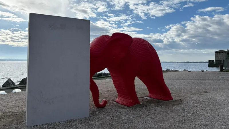 Una delle installazioni della mostra di public art che si può vedere a Sirmione