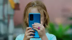Una bambina al cellulare (immagine simbolica)
