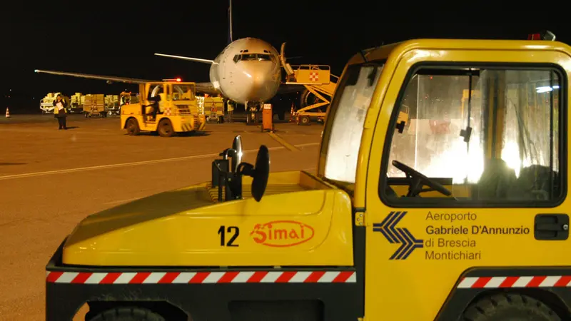 Un aeromobile in sosta sulla pista dello scalo di Montichiari