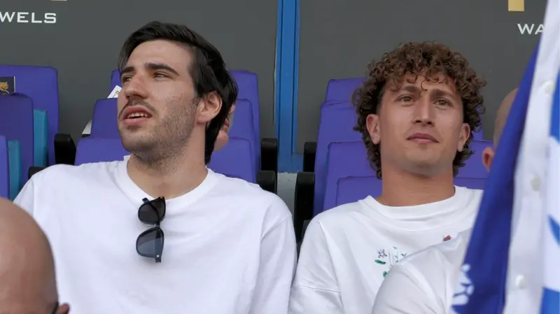 Sandro Tonali con Salvatore Esposito in tribuna al Rigamonti