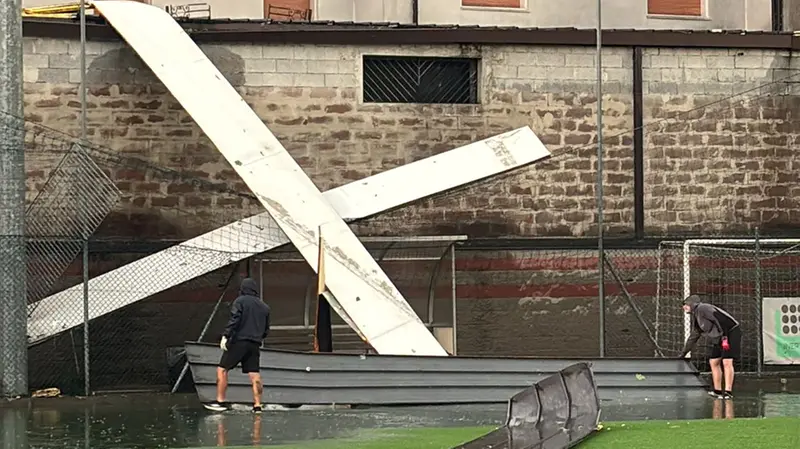Il tetto del capannone nel campo sportivo - © www.giornaledibrescia.it