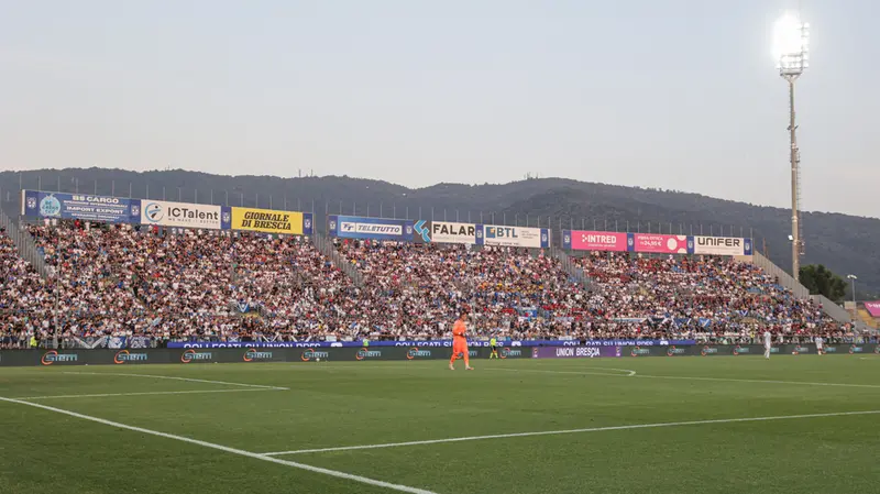 La grandinata del Rigamonti nella partita contro la Salernitana - © www.giornaledibrescia.it