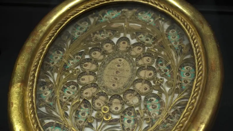 Alcuni pezzi dalla sezione degli argenti sacri, con reliquiari, ostensori e calici