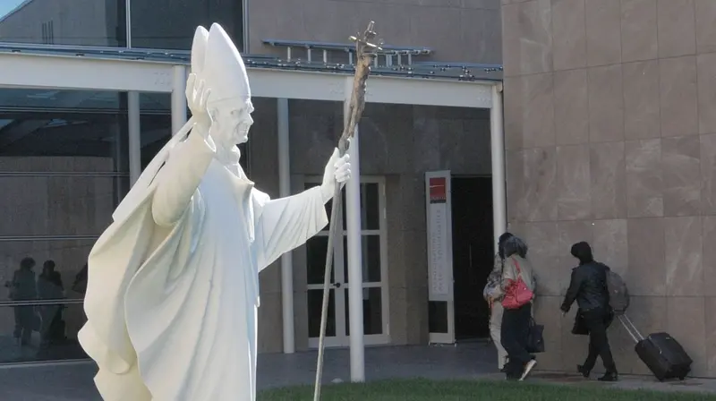 La statua di Paolo VI davanti alla sede dell'Istituto a Concesio - © www.giornaledibrescia.it